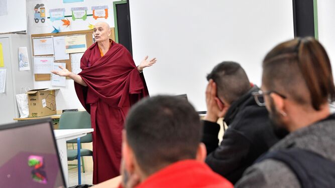La meditación vipassana de monjes budistas del Tibet llega a la cárcel de Almería. 